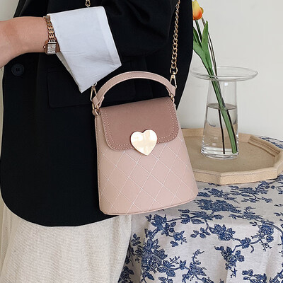 Small bag 2019 new foreign girl single shoulder Messenger bag fashion wild chic chain portable bucket bag
Small bag 2019 new foreign girl single shoulder Messenger bag fashion wild chic chain portable bucket bag