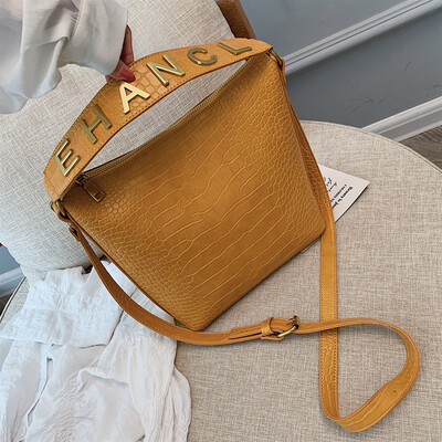 Summer bag female 2019 Europe&the new letter pu slung shoulder ladies bag wild snake head chain small square bag
Summer bag female 2019 Europe&the new letter pu slung shoulder ladies bag wild snake head chain small square bag