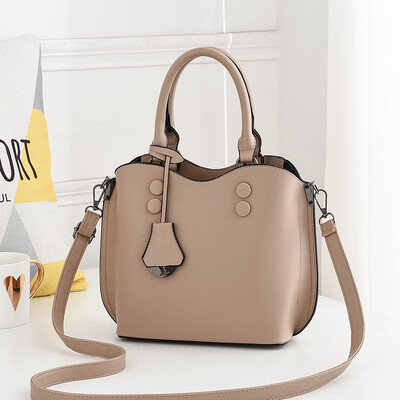 2019 new elegant fashion trend handbag rivet fashion handbags Europe&the United States big bag shoulder bag
2019 new elegant fashion trend handbag rivet fashion handbags Europe&the United States big bag shoulder bag