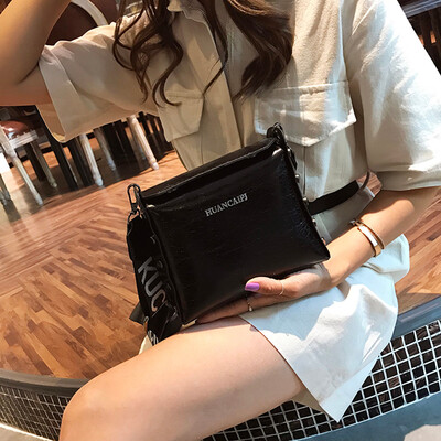 Tailored Women One-shoulder Portable Messenger Bag Patent Leather Bright Burst Crack
Tailored Women One-shoulder Portable Messenger Bag Patent Leather Bright Burst Crack
