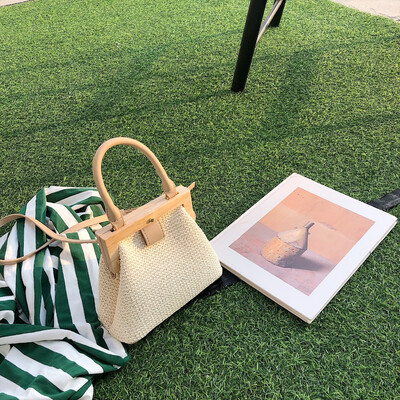 Retro Woven Straw Bag Wooden Top Handle Clip Bag Buckle Women Shoulder Messenger Bag Clutch Purse Bolso femenino Lady Handbag
Retro Woven Straw Bag Wooden Top Handle Clip Bag Buckle Women Shoulder Messenger Bag Clutch Purse Bolso femenino Lady Handbag