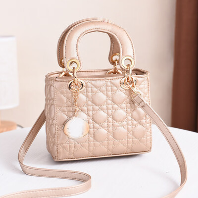 2019 spring&summer new European&American style handbags simple big bag diagonal cross package fashion handbags
2019 spring&summer new European&American style handbags simple big bag diagonal cross package fashion handbags