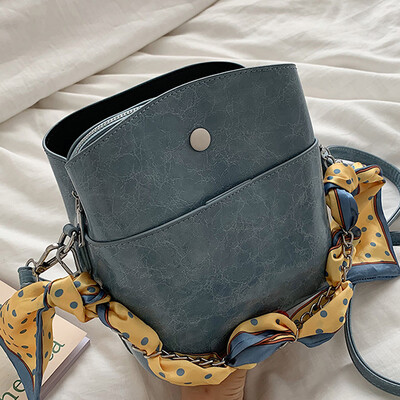 Summer 2019 new bucket scarf solid color Korean leisure Joker shoulder slung a small bag of women
Summer 2019 new bucket scarf solid color Korean leisure Joker shoulder slung a small bag of women
