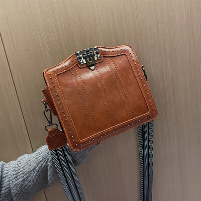 Bag female new wild buckle single back Messenger bag fashion broadband rivet small square bag tide
Bag female new wild buckle single back Messenger bag fashion broadband rivet small square bag tide