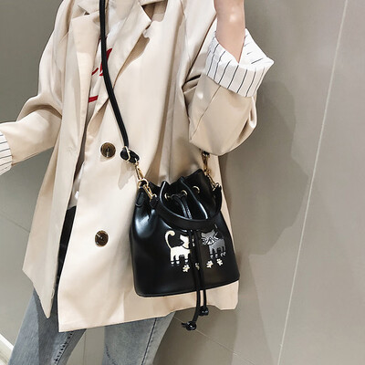 Qiao Bani 2019 new Korean chic fashion embroidered line cat hit color bucket bag hand strap shoulder diagonal female bag
Qiao Bani 2019 new Korean chic fashion embroidered line cat hit color bucket bag hand strap shoulder diagonal female bag