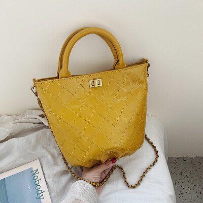Bag female new fashion lock Lingge portable Messenger bag wild chain bucket bag tide
Bag female new fashion lock Lingge portable Messenger bag wild chain bucket bag tide