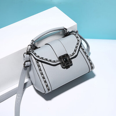 New simple fashion handbag bag trend female bag Korean version of the shoulder Messenger bag retro bag
New simple fashion handbag bag trend female bag Korean version of the shoulder Messenger bag retro bag