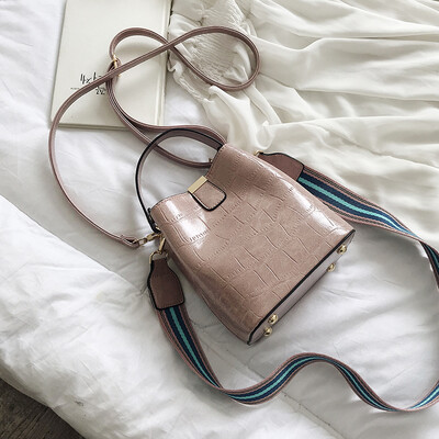 Summer crocodile handbag ins texture womens bag new 2019 Joker wide shoulder shoulder slung bucket bag
Summer crocodile handbag ins texture womens bag new 2019 Joker wide shoulder shoulder slung bucket bag