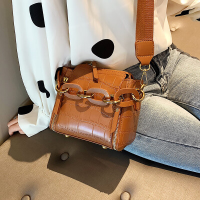 French small texture bag female 2019 new fashion bucket bag crocodile pattern wild shoulder slung small square bag
French small texture bag female 2019 new fashion bucket bag crocodile pattern wild shoulder slung small square bag