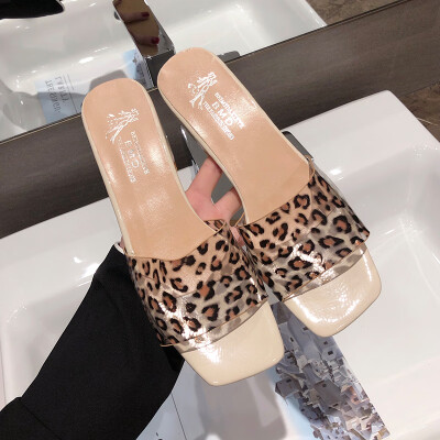 Fashion leopard print slippers women wear summer Korean version of thick heels middle heel one word slippers slippers
Fashion leopard print slippers women wear summer Korean version of thick heels middle heel one word slippers slippers