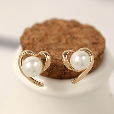 New Fashion Korean Beautiful Shiny Pearl Heart Earring Stud Earrings for Women Wholesale Brincos
New Fashion Korean Beautiful Shiny Pearl Heart Earring Stud Earrings for Women Wholesale Brincos