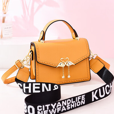 Summer fashion small square Bao girl fashion slanting sweet girl slanting swan one shoulder hand-held foreign air
Summer fashion small square Bao girl fashion slanting sweet girl slanting swan one shoulder hand-held foreign air