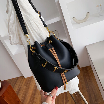 Bag female 2019 new female bag pumping bucket bag tide Korean version of the simple wild portable Messenger bag shoulder bag big bag
Bag female 2019 new female bag pumping bucket bag tide Korean version of the simple wild portable Messenger bag shoulder bag big bag