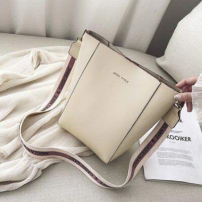 Simple texture bag ins advanced sense of foreign style womens bag 2019 new broadband bucket bag shoulder Messenger bag
Simple texture bag ins advanced sense of foreign style womens bag 2019 new broadband bucket bag shoulder Messenger bag