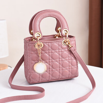 2019 spring&summer new European&American style handbags simple big bag diagonal cross package fashion handbags
2019 spring&summer new European&American style handbags simple big bag diagonal cross package fashion handbags