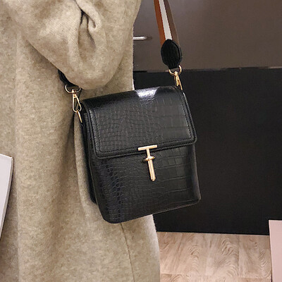 Small bag female retro Japan&South Korea 2019 new crocodile pattern bucket bag personality wild wide shoulder strap shoulder Messenger bag
Small bag female retro Japan&South Korea 2019 new crocodile pattern bucket bag personality wild wide shoulder strap shoulder Messenger bag