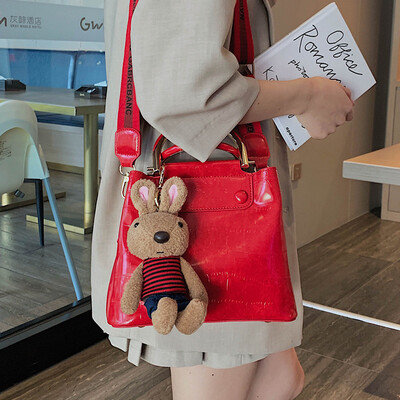 Bag female 2019 new retro stone pattern simple atmosphere shoulder bag shoulder bag wide shoulder strap casual wild bag
Bag female 2019 new retro stone pattern simple atmosphere shoulder bag shoulder bag wide shoulder strap casual wild bag