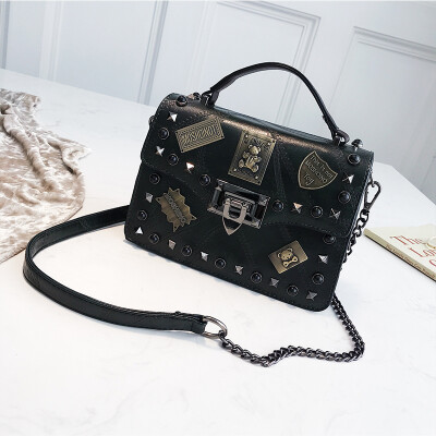 Bag female 2019 new Korean fashion portable retro badge wild rivet chain shoulder slung small square bag
Bag female 2019 new Korean fashion portable retro badge wild rivet chain shoulder slung small square bag