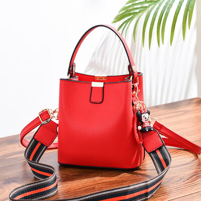 On the new wave of women in summer Joker ins fashion ladies shoulder slung bucket bag in summer
On the new wave of women in summer Joker ins fashion ladies shoulder slung bucket bag in summer