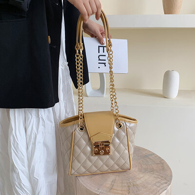 Korean version of the small bag female 2019 new Korean version of the ins super fire fashion rhombic chain small square bag shoulder Messenger bag
Korean version of the small bag female 2019 new Korean version of the ins super fire fashion rhombic chain small square bag shoulder Messenger bag
