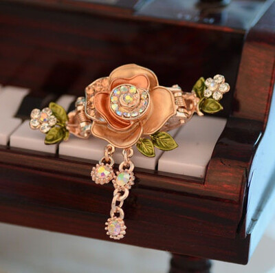 Retro hairpin hairpin Fine painted crystal crab grasping clip Hot spot selling head ornaments
Retro hairpin hairpin Fine painted crystal crab grasping clip Hot spot selling head ornaments