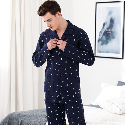 Red Bean Home 2018 Autumn New Pajamas Mens Cotton Long Sleeve Lapel Cardigan Fashion Feather Print Home Service Set 507 Dark Blue 185104A
Red Bean Home 2018 Autumn New Pajamas Mens Cotton Long Sleeve Lapel Cardigan Fashion Feather Print Home Service Set 507 Dark Blue 185104A