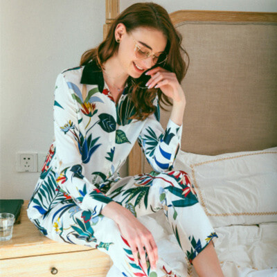 Silk pajamas set 2019 spring&summer printing generous collar silk thickness 19 m comfortable home service ladies high-end suit
Silk pajamas set 2019 spring&summer printing generous collar silk thickness 19 m comfortable home service ladies high-end suit