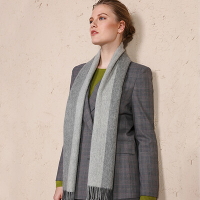 Chuhe TRUE HER autumn&winter wool scarf ladies thick warm European&American fashion bib striped gift box light luxury three series three-color gray
Chuhe TRUE HER autumn&winter wool scarf ladies thick warm European&American fashion bib striped gift box light luxury three series three-color gray