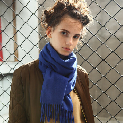 Chuhe TRUE HER cashmere scarf ladies autumn&winter thick warm scarf European&American fashion popular gift box packaging light luxury left bank series sapphire blue
Chuhe TRUE HER cashmere scarf ladies autumn&winter thick warm scarf European&American fashion popular gift box packaging light luxury left bank series sapphire blue