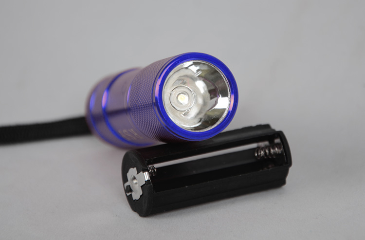 新RSF锐视峰精品便携强光手电(可装三节电池