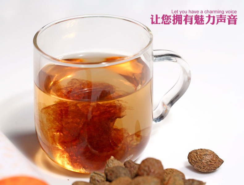 方法【备具】准备一个干净透明的玻璃杯【投茶】投入1~2粒的胖大海