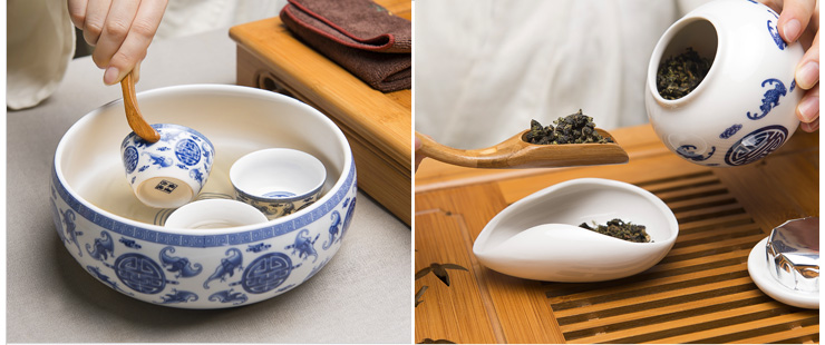 双手持茶荷向宾客展示茶叶的颜色和形状,泡茶者的手不宜碰到茶荷的引