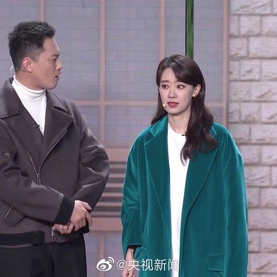 2022央视春晚张小斐同款蓝绿色丝绒大衣中长款廓形风衣外套女图片色s