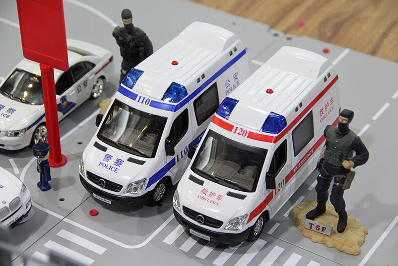 彩珀合金儿童警车120救护车小汽车奔驰宝马悍马回力汽车玩具仿真模型