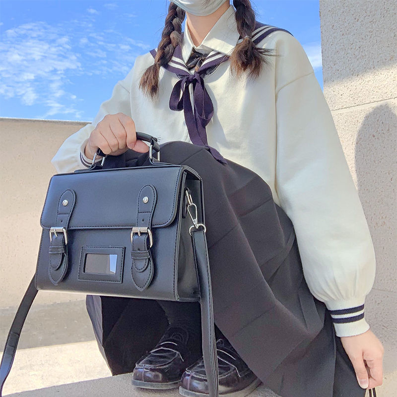 jk制服斜跨手提百搭2021新款潮春夏女主角日系通勤邮差包定型方包黑色