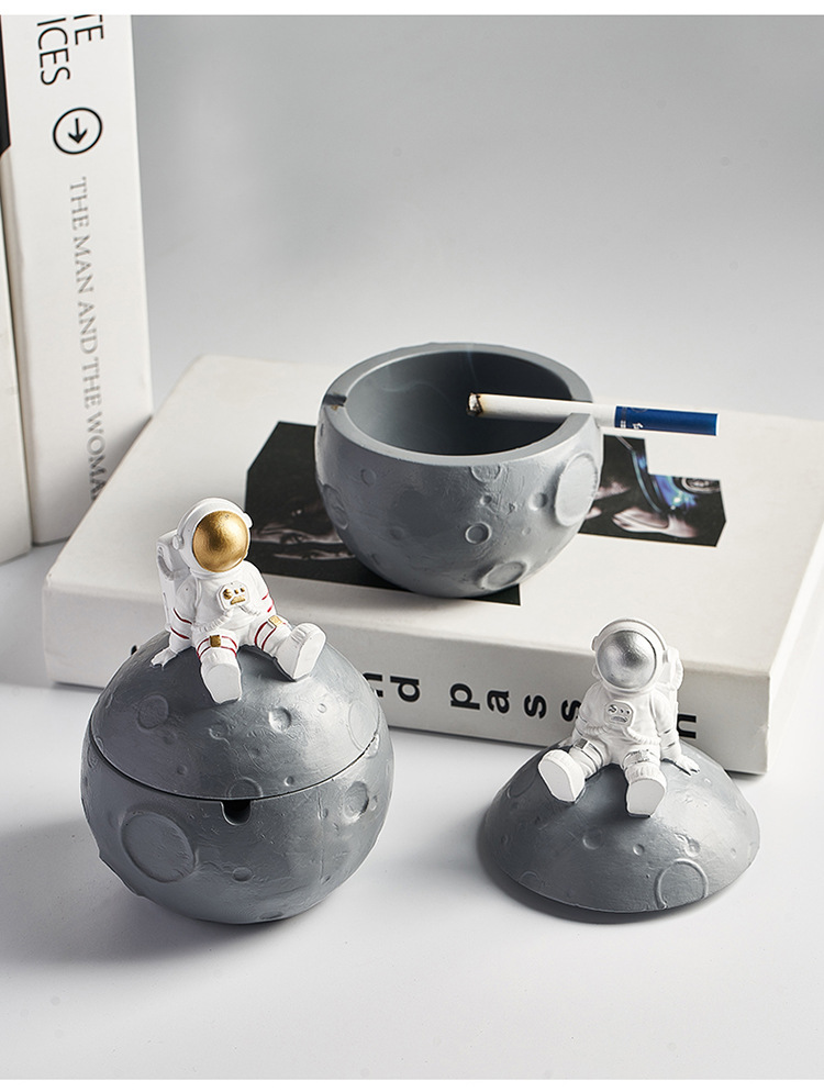 北欧宇航员太空人烟灰缸创意个性防飞灰带盖吸烟缸客厅摆件家用茶几