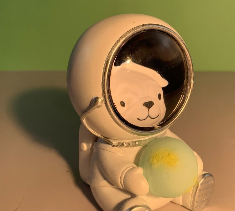 星际守护宇航员夜灯创意摆件实用生日礼物女生男生小众高级感闺蜜孩送