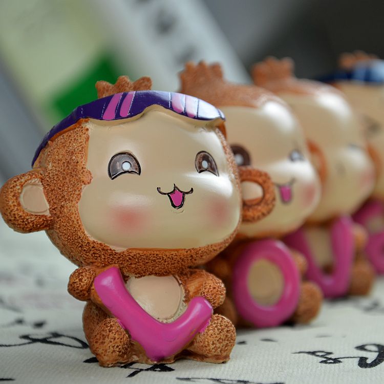 依思梦雅现代树脂工艺品摆件 可爱嘻哈猴 love猴隔板卧室装饰品 婚房