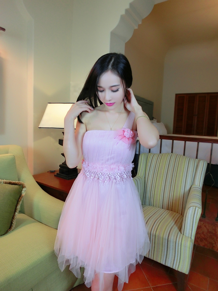 肩宽的妹子穿这样的斜肩连衣裙,真的显瘦又气