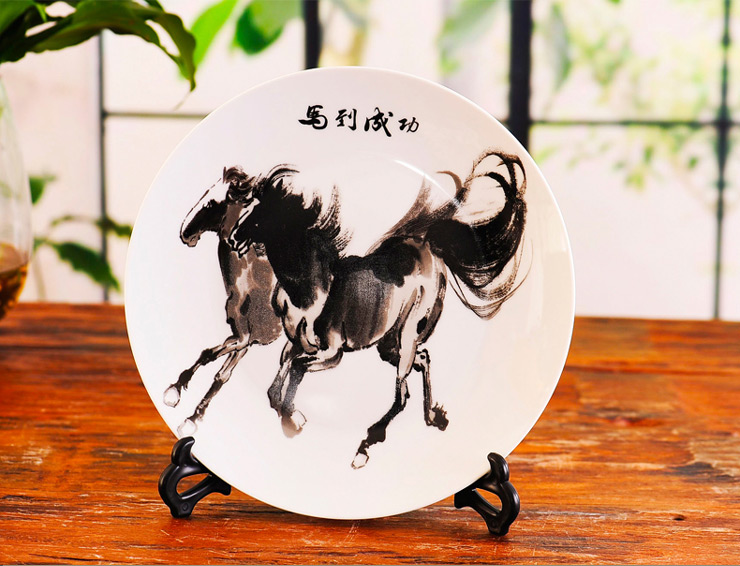 
                                        欢畅景德镇瓷器装饰盘摆件工艺品挂盘现代摆件家居装饰品smt 25cm双马齐奔+龙头支架                