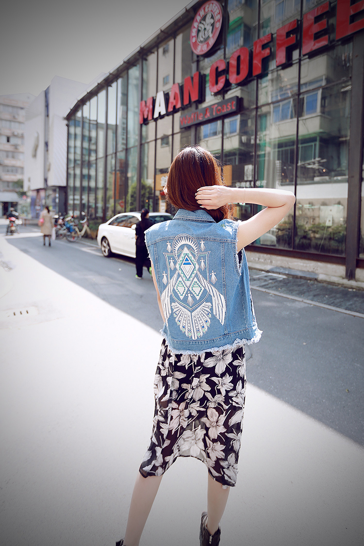 欧芙朵2015女秋夏新款复古神秘图案时尚个性帅气毛边牛仔马甲外套7839 浅蓝色 均码