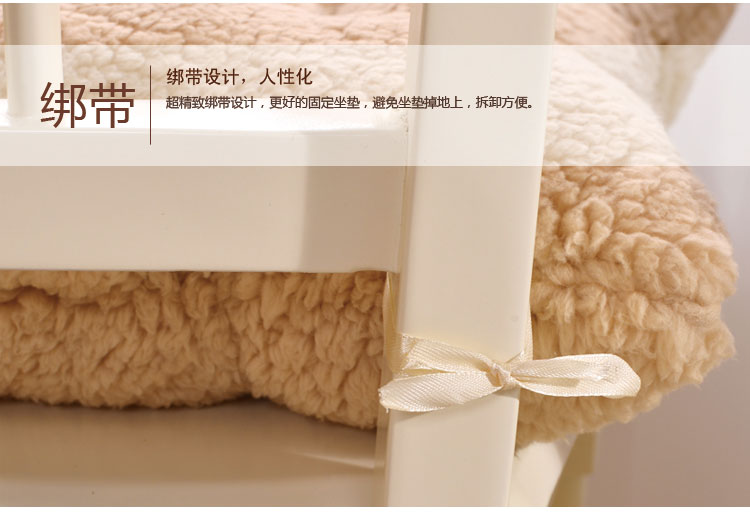 
                                        豪悦家纺 羊羔绒保暖九针办公坐垫 椅垫 米白色 40*40cm                