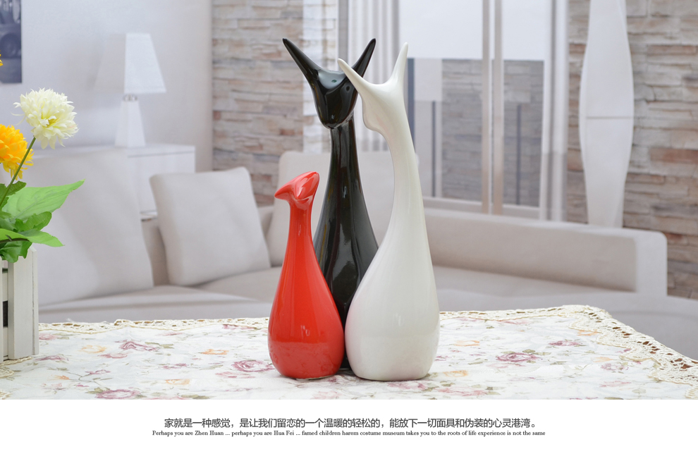 
                                        景德镇陶瓷器时尚简约家居工艺品客厅摆件家居酒柜装饰品摆设 三口之家B001                