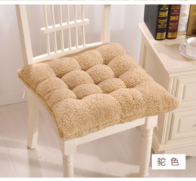 
                                        豪悦家纺 羊羔绒保暖九针办公坐垫 椅垫 米白色 40*40cm                