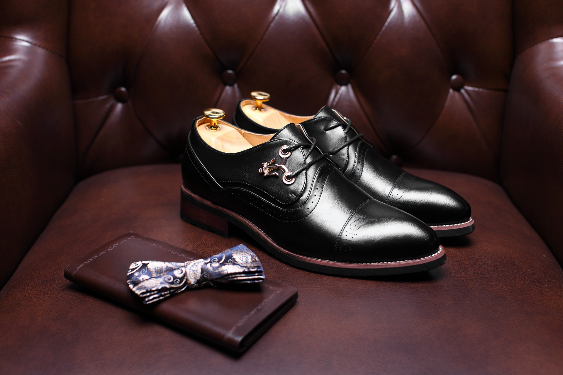男士黑色皮鞋绅士男鞋新款选什么牌子好 同款好推荐