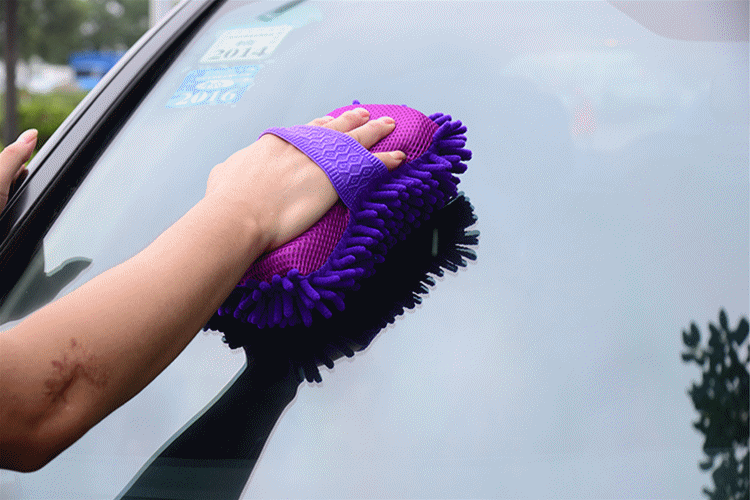 美女背对着擦车腿动态图 腿打开一点-君懂车动漫