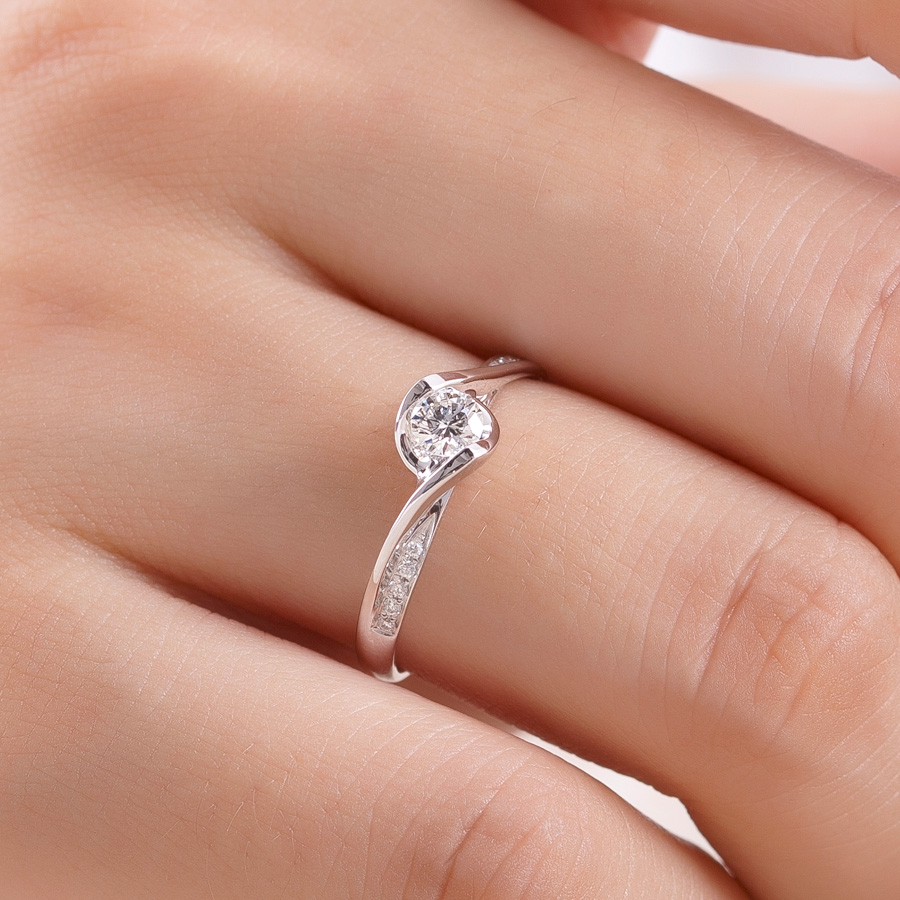 com 我爱钻石 妙恋 18k白金钻石女戒 求婚结婚订婚女士钻戒 1.