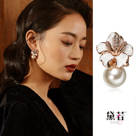 Dai Ruo no pierced ear clip spiral clip earrings women's fashion temperament show face thin earrings high sense niche flower imitation pearl earrings for girlfriends and girlfriends couple gifts Dai Ruo no pierced ear clip spiral clip earrings women's fashion temperament show face thin earrings high sense niche flower imitation pearl earrings for girlfriends and girlfriends couple gifts
