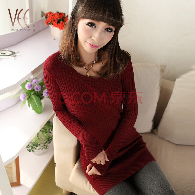 酒红色长款大衣配什么打底衫衫?黑色打底裙可