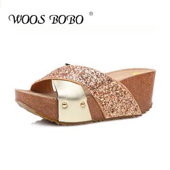 WOOSBOBO夏季坡跟<em>凉拖女</em> 真皮水钻松糕一